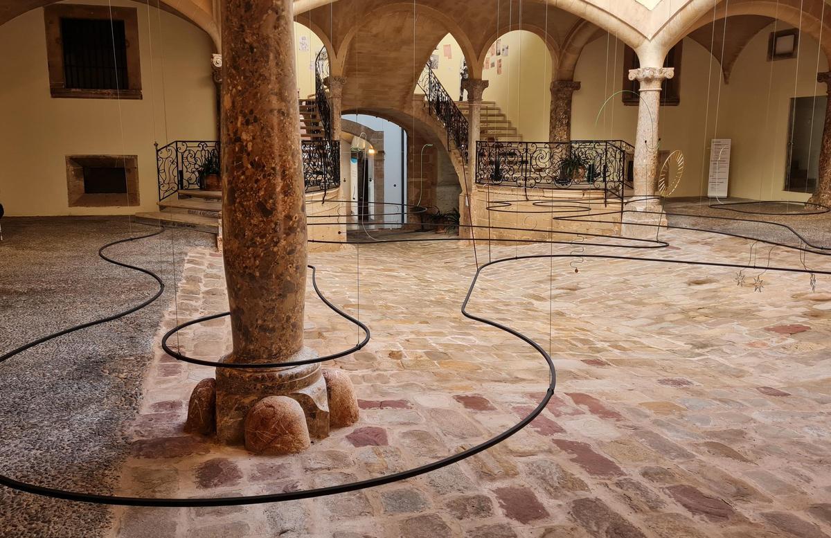 Andrea Canepas Installation "Capfico" im Patio des Casal Solleric.
