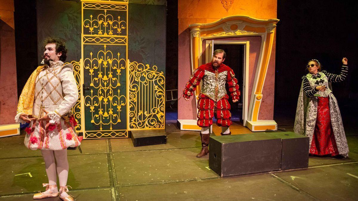 Una escena de "Entre bobos anda el juego".