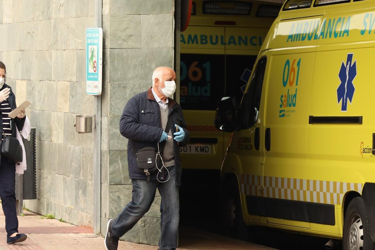 Un hombre con mascarilla entra en el Hospital Universitario Miguel Servet en el tercer dÃ­a laborable del estado de alarma por coronavirus en Zaragoza, AragÃ³n (EspaÃ±a), a 18 de marzo de 2020.