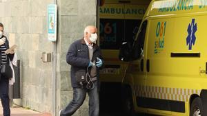 Un hombre con mascarilla entra al Hospital Miguel Servet de Zaragoza.