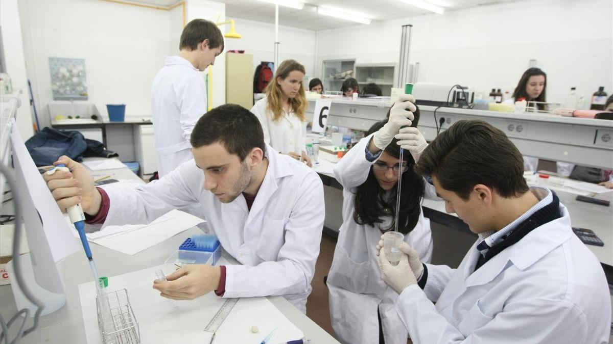 Estudiantes de la UCO en un laboratorio.