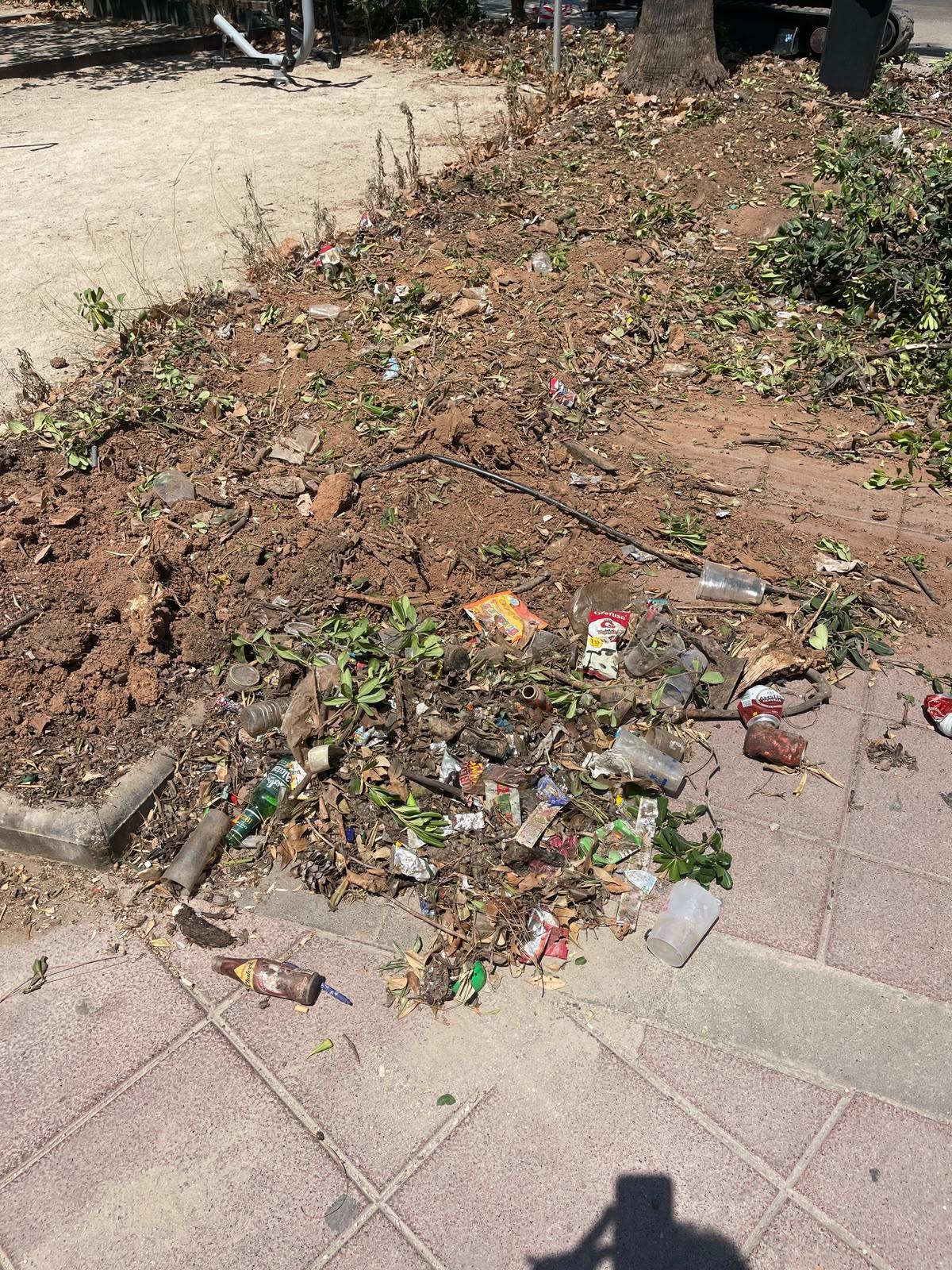 Basura que se está limpiando en el parque.