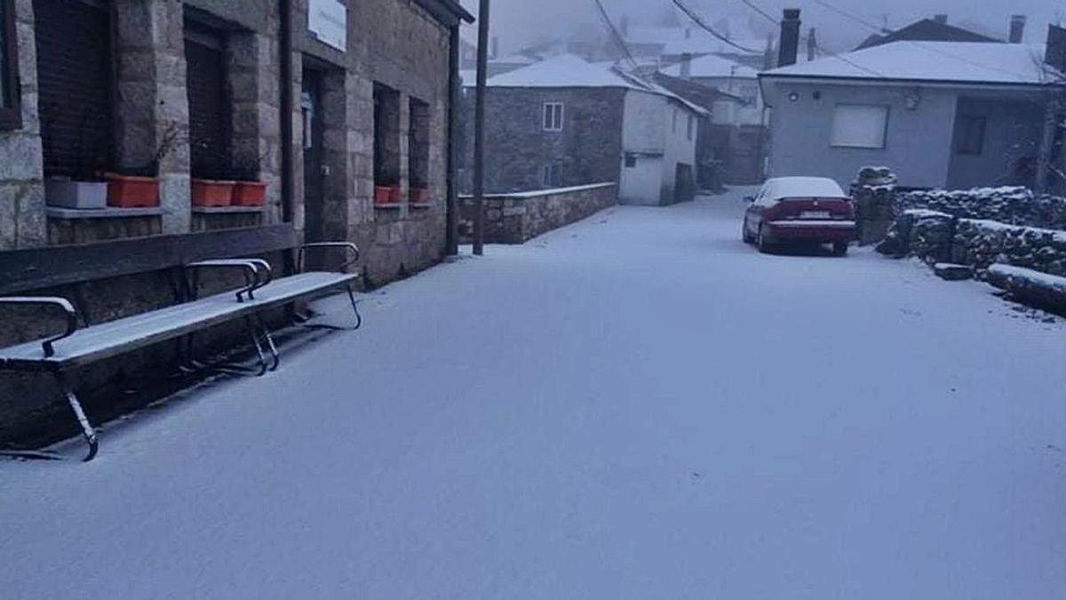 Calles nevadas en el pueblo de La Tejera, en el municipio de Hermisende. | M. J. Rodríguez