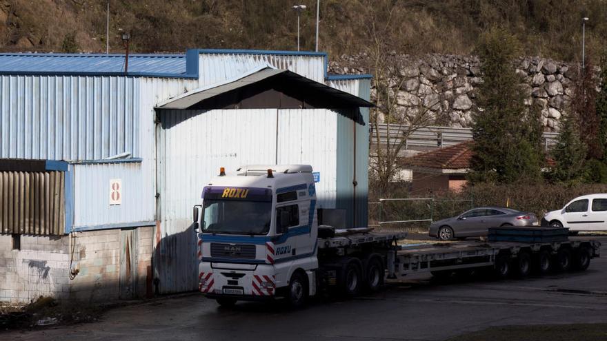 Un camión a las puertas de un taller. // Fernando Rodríguez