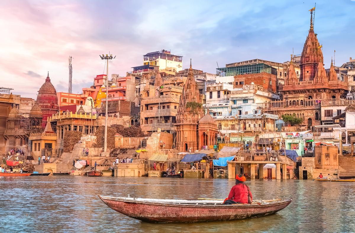 Varanasi (o Benarés) es la ciudad sagrada por excelencia de la India. Es considerada la urbe habitada más antigua del mundo y el corazón espiritual del hinduismo