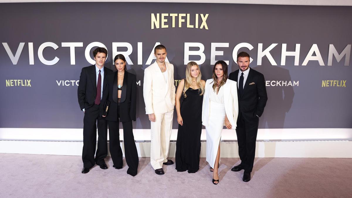 (De izq. a der.) Cruz Beckham, Jackie Apostel, Romeo Beckham, Harper Beckham, Victoria Beckham y David Beckham asisten al estreno mundial de la serie documental 'Victoria Beckham'
