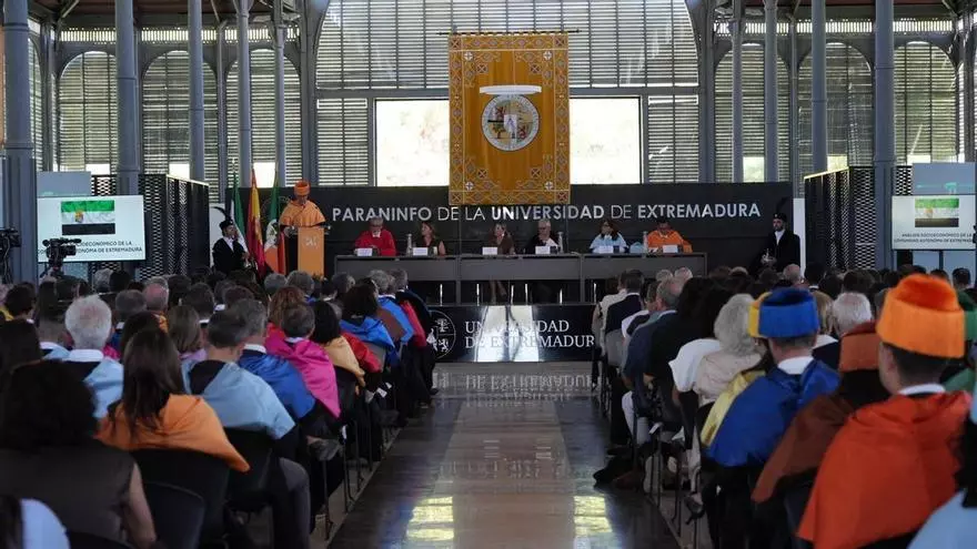 Vídeo | La UEx arranca el curso con 21.000 alumnos, nuevas titulaciones en estudio y elecciones a rector
