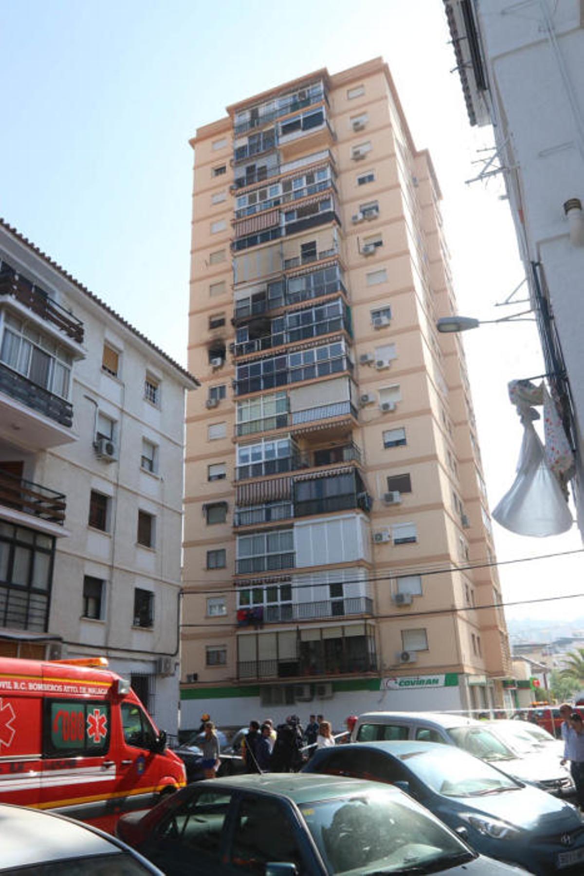 Las llamas se declaraban en la octava planta de un edificio situado en la Plaza de Ronda, en el distrito de Ciudad Jardín Las llamas se declaraban en la octava planta de un edificio situado en la Plaza de Ronda, en el distrito de Ciudad Jardín
