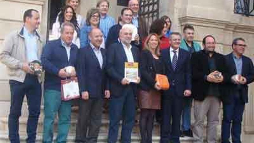 Encuentro de la Ruta Europea del Queso en Menorca, con José María Barrios y la exteniente de alcalde.