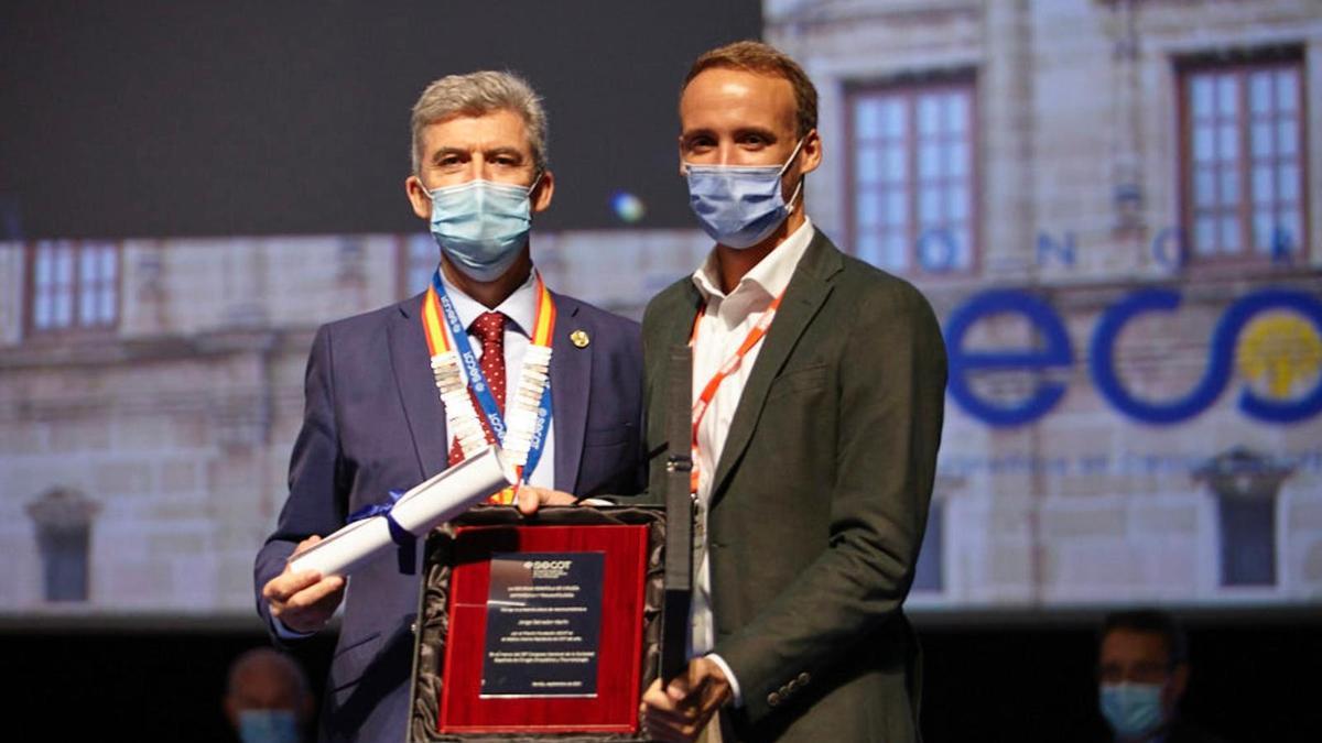 Jorge Salvador recibe el premio al mejor MIR de Traumatología