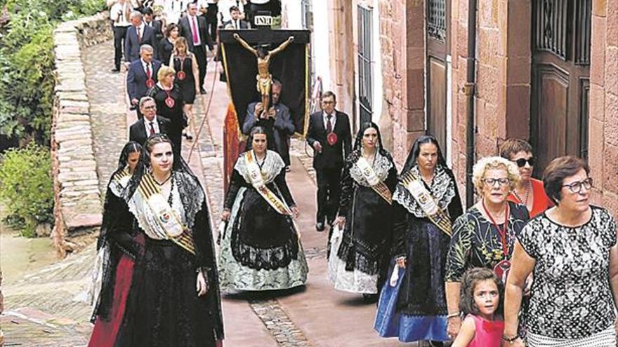 Vilafamés sale a la calle para homenajear al Santíssim Crist