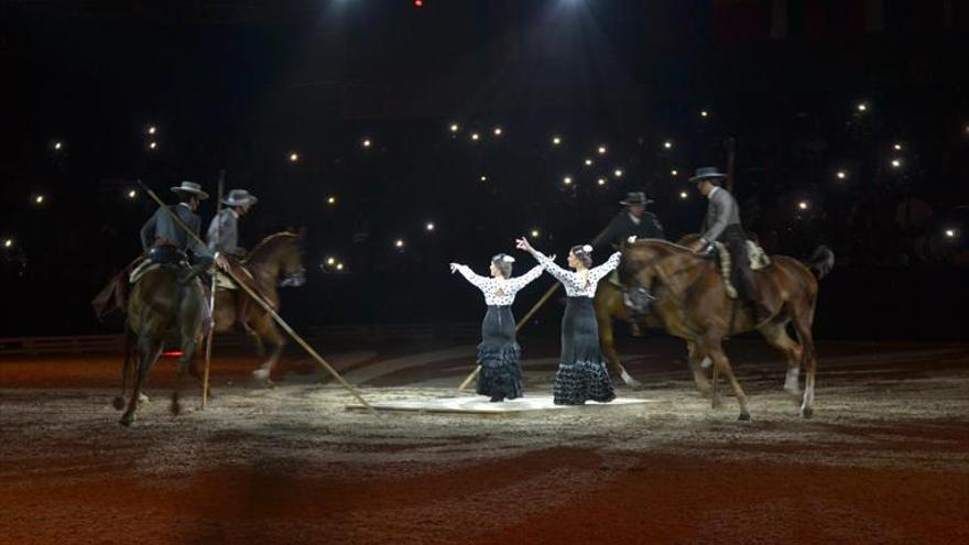 El caballo camina a Oriente