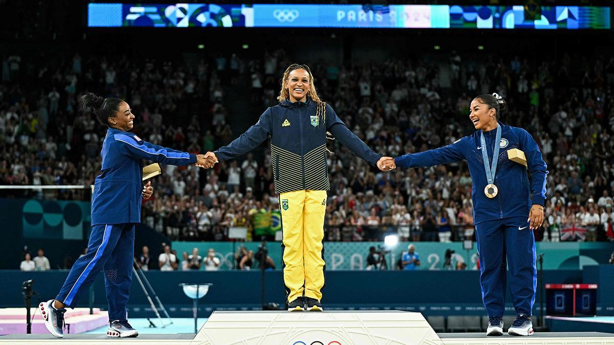 Simone Biles saluda a Rebeca Andrade en la entrega de premios, después del ejercicio de gimnasia artística de suelo, femenina en París