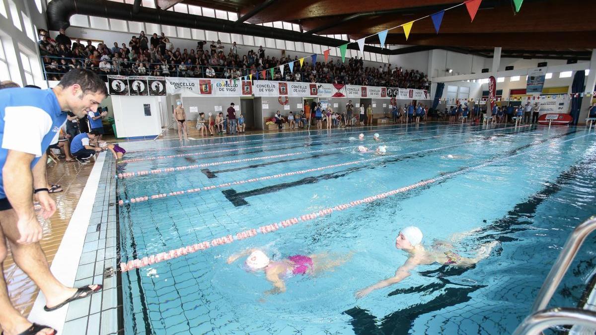Una competición infantil en la piscina municipal del Carmen. // José Lores