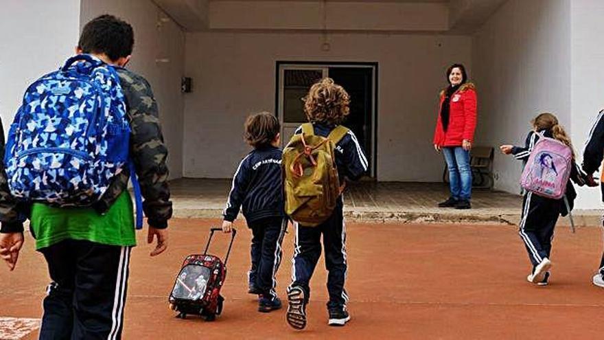 Julia Rodríguez recibe a sus siete alumnos a la puertas del colegio de Artenara.