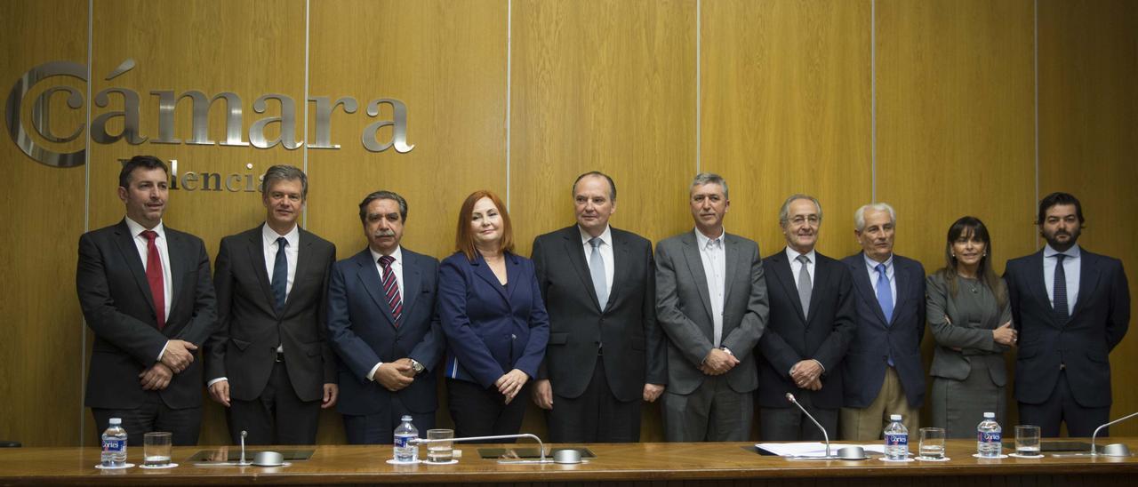 Morata y su comité ejecutivo, junto al conseller de Economía Rafa Climent, tras su reelección en 2018