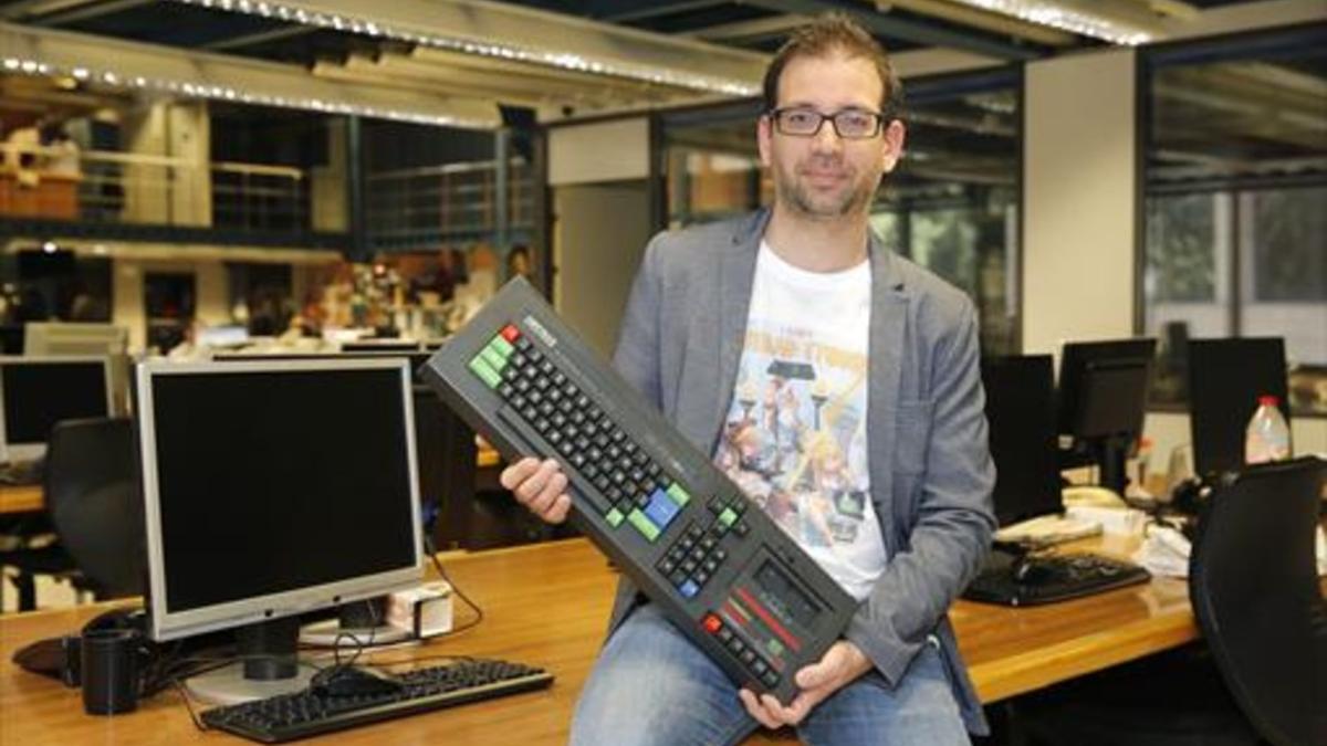 Atilas Merino, con un ordenador de la marca Amstrad.