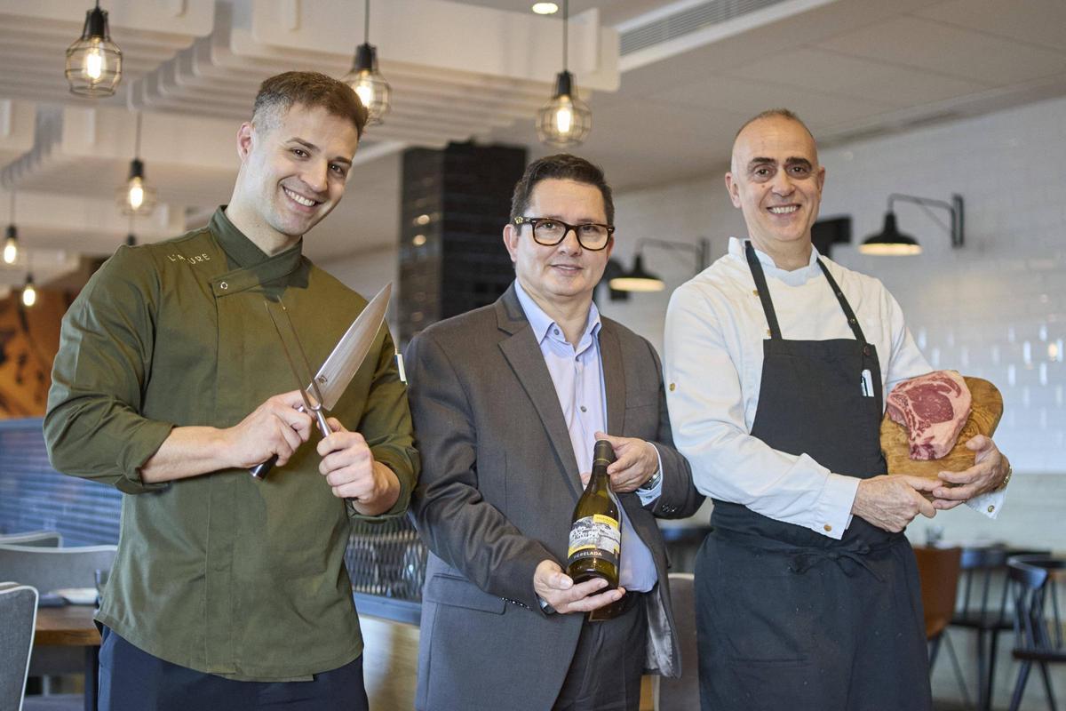 D'esquerra a dreta: Raúl Rodríguez, xef de The Factory; Jaime Abel, director Food &amp; Beverage de L'Azure Hotel; i Pere Povill, xef executiu de l'hotel.