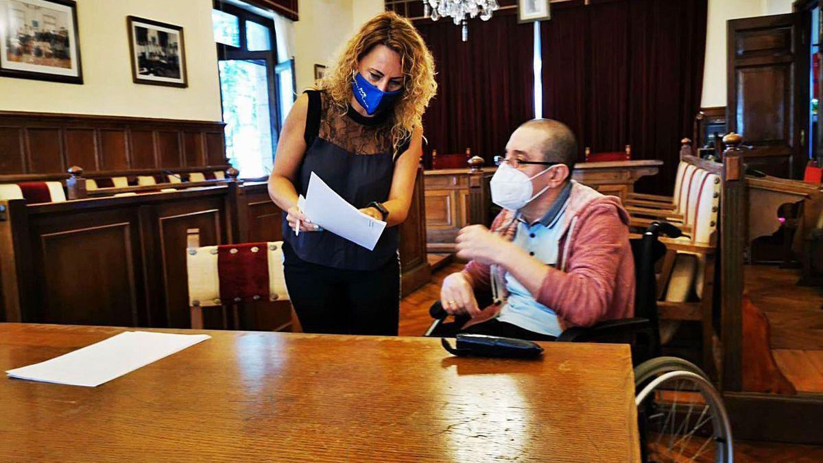 Gema Álvarez y José Fernando Sánchez, ayer, en el Ayuntamiento de Lena.