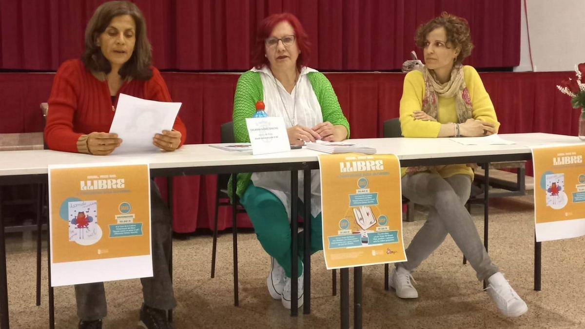 La regidora de Educación, Cristina Calatayud, la escritora Encarna Gómez y la directora del AMPA, Inma Revert.