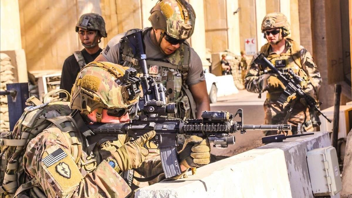 Soldados estadounidenses toman posiciones en los accesos a la Embajada de EEUU en Irak, este martes, en Bagdad.