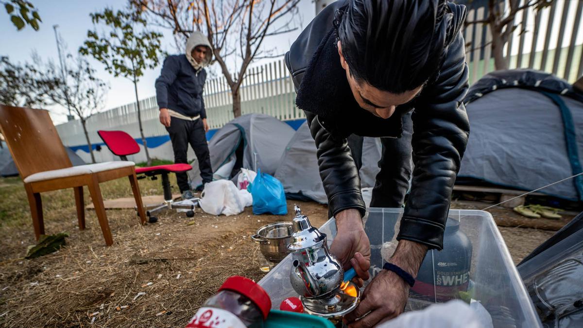 Personas sin hogar acampadan en la Zona Franca.