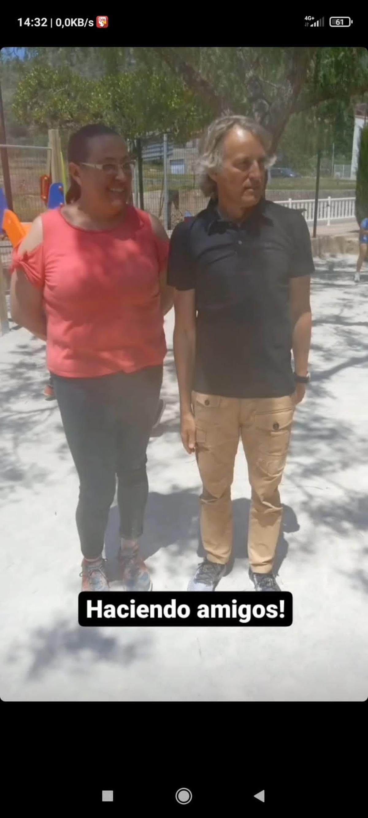 Foto de Calleja con una de las vecinas de la zona.