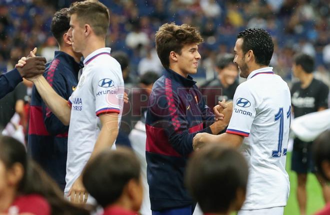 Riqui Puig saluda a Pedro antes del partido del FC Barcelona contra el Chelsea, primer partido de pretemporada, amistoso correspondiente a la Rakuten Cup y disputado en el estadio Saitama.