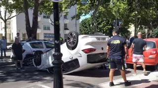 Aparatoso accidente de un vehículo en el centro urbano de Marbella