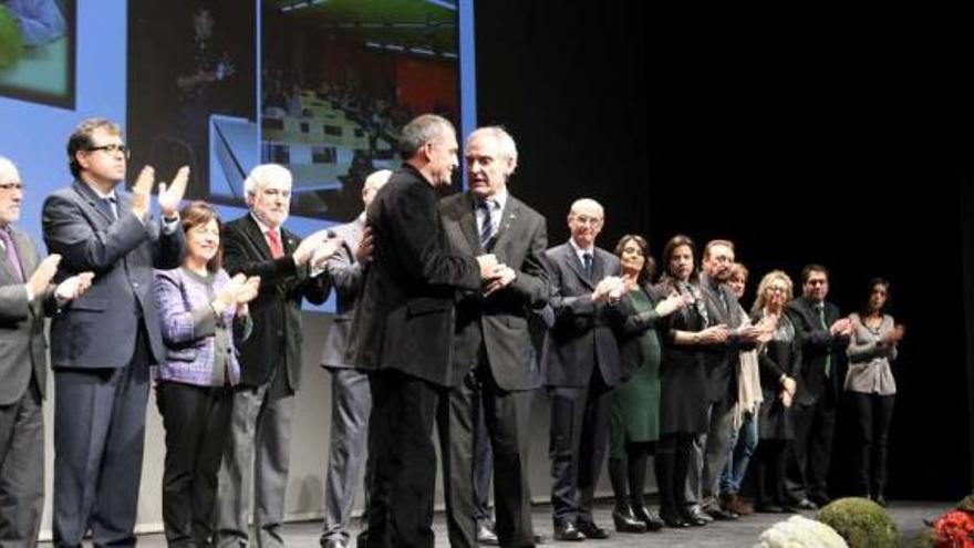 El director de Cáritas de Ourense, Ángel Feijóo, recibió la mención ayer de manos del subdelegado.  // Regal