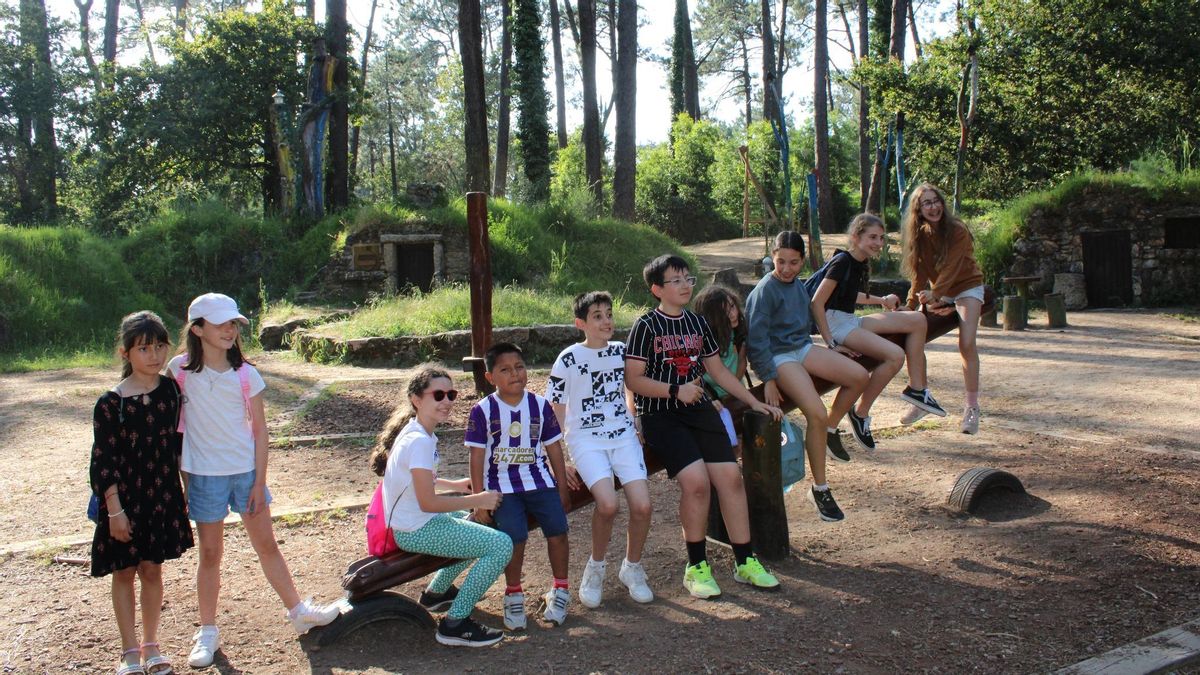 Niños en el parque infantil de la Aldea Grobit.