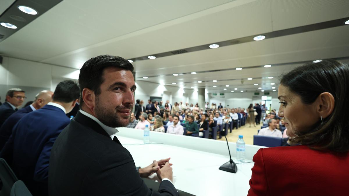 Riquelme, con Reyes Maroto, en la reunión.