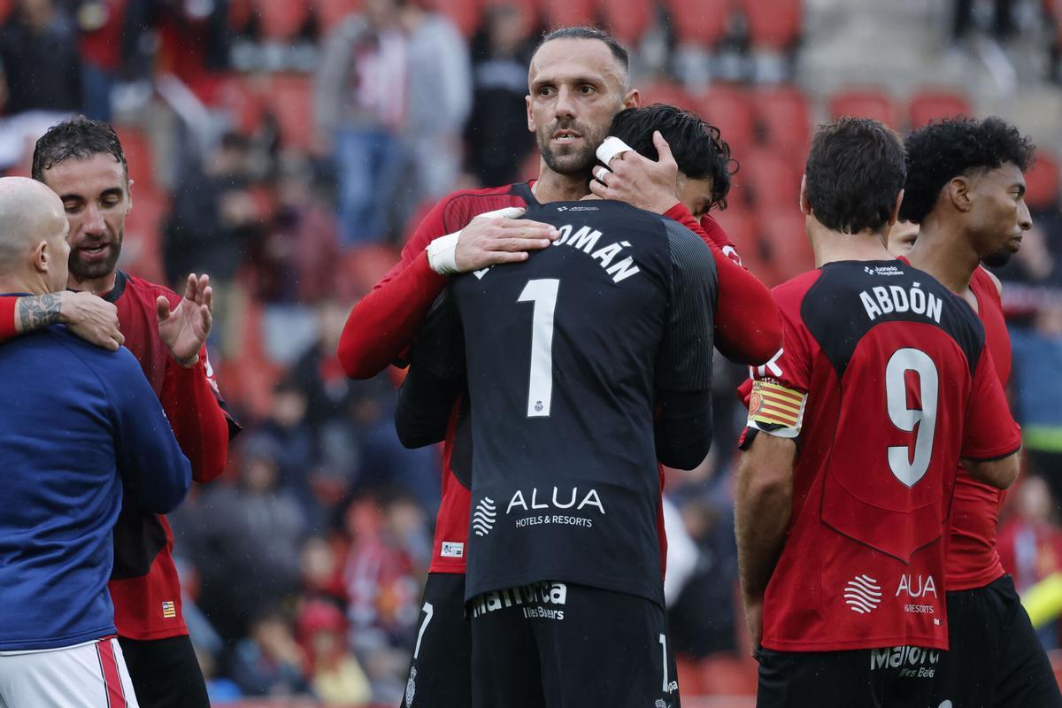 PALMA, 12/04/2026.- El jugador del Real Mallorca Vedat Muriqi y el portero Leo Román, celebran su victoria contra el Rayo Vallecano, durante el partido de la jornada 31 de LaLiga EA Sports entre el Real Mallorca y el Rayo Vallecano, este domingo en el Estadi Mallorca Son Moix.- EFE/CATI CLADERA