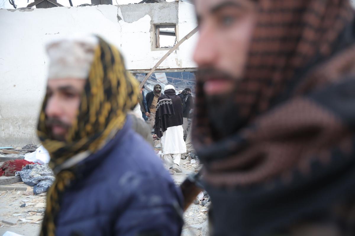 Las víctimas de los presuntos ataques aéreos pakistaníes en Kabul son evacuadas.