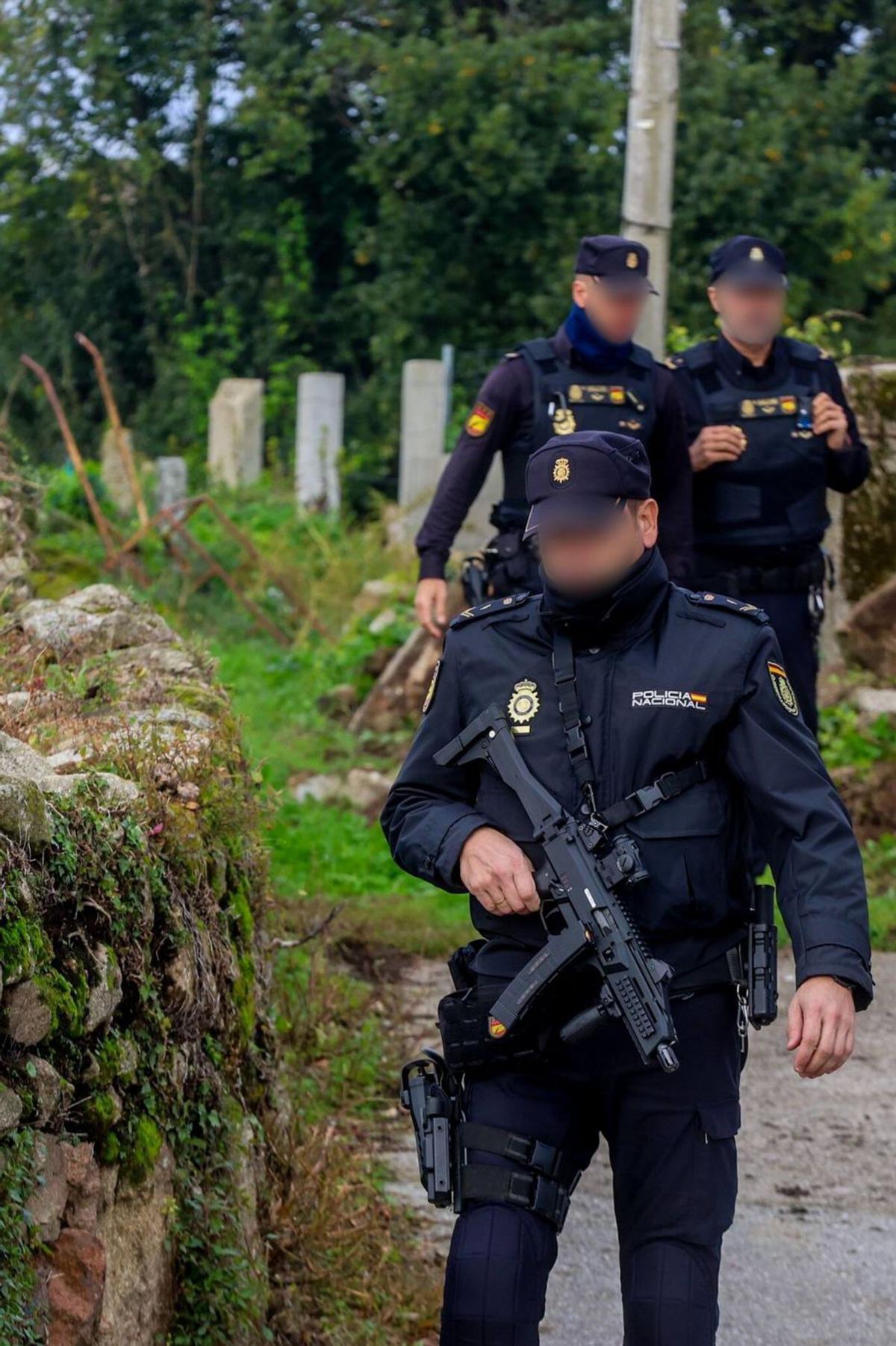 Un agente armado con una
metralleta en Currás. | Iñaki Abella