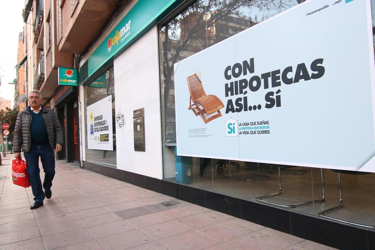 Oferta hipotecara de una entidad financiera en una imagen de archivo