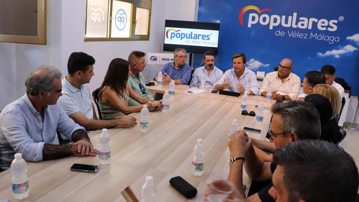 Los dirigentes del PP Antonio Repullo y José Ramón Carmona se reúnen con alcaldes de la Axarquía.