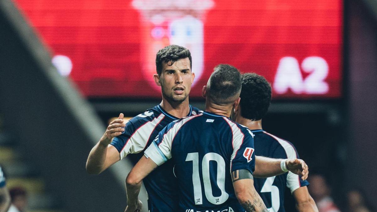 Iago Aspas y Hugo Álvarez se acercan a felicitar a Carlos Domínguez por su gol postrero del domingo.
