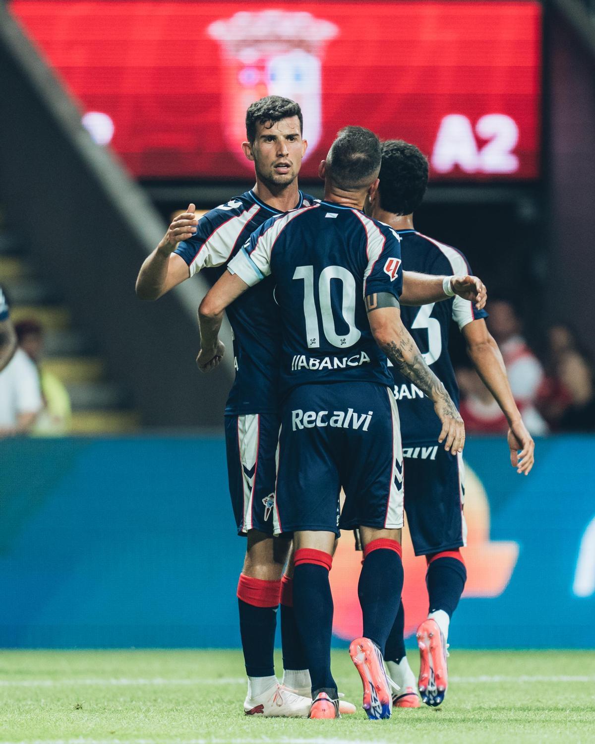 Iago Aspas y Hugo Álvarez se acercan a felicitar a Carlos Domínguez por su gol postrero del domingo.