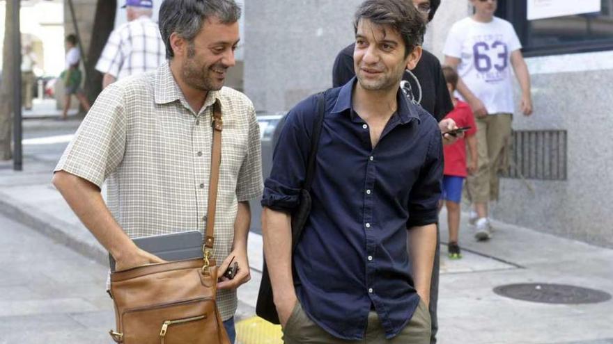 Xulio Ferreiro, a la izquierda, y Jorge Suárez a su llegada a la reunión de ayer en A Coruña. // Víctor Echave