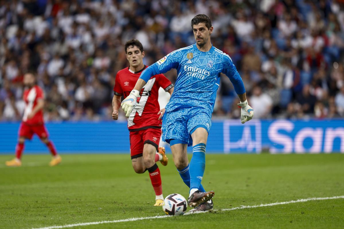 MADRID, 24/05/2023.- El guardameta belga del Real Madrid, Thibaut Courtois, durante el encuentro correspondiente a la jornada 36 de primera división que disputan hoy miércoles frente al Rayo Vallecano en el estadio Santiago Bernabéu, en Madrid. EFE / Rodrigo Jiménez.