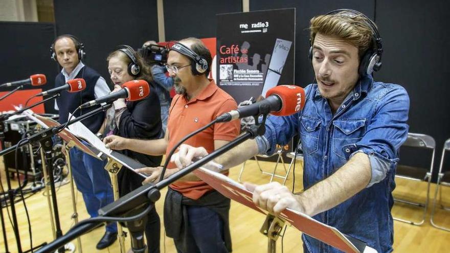 Víctor Clavijo (dcha.) junto al resto del elenco durante los ensayos.  // RNE