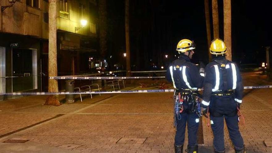 Los bomberos acordonan este acceso a Las Palmeras. // R.V.