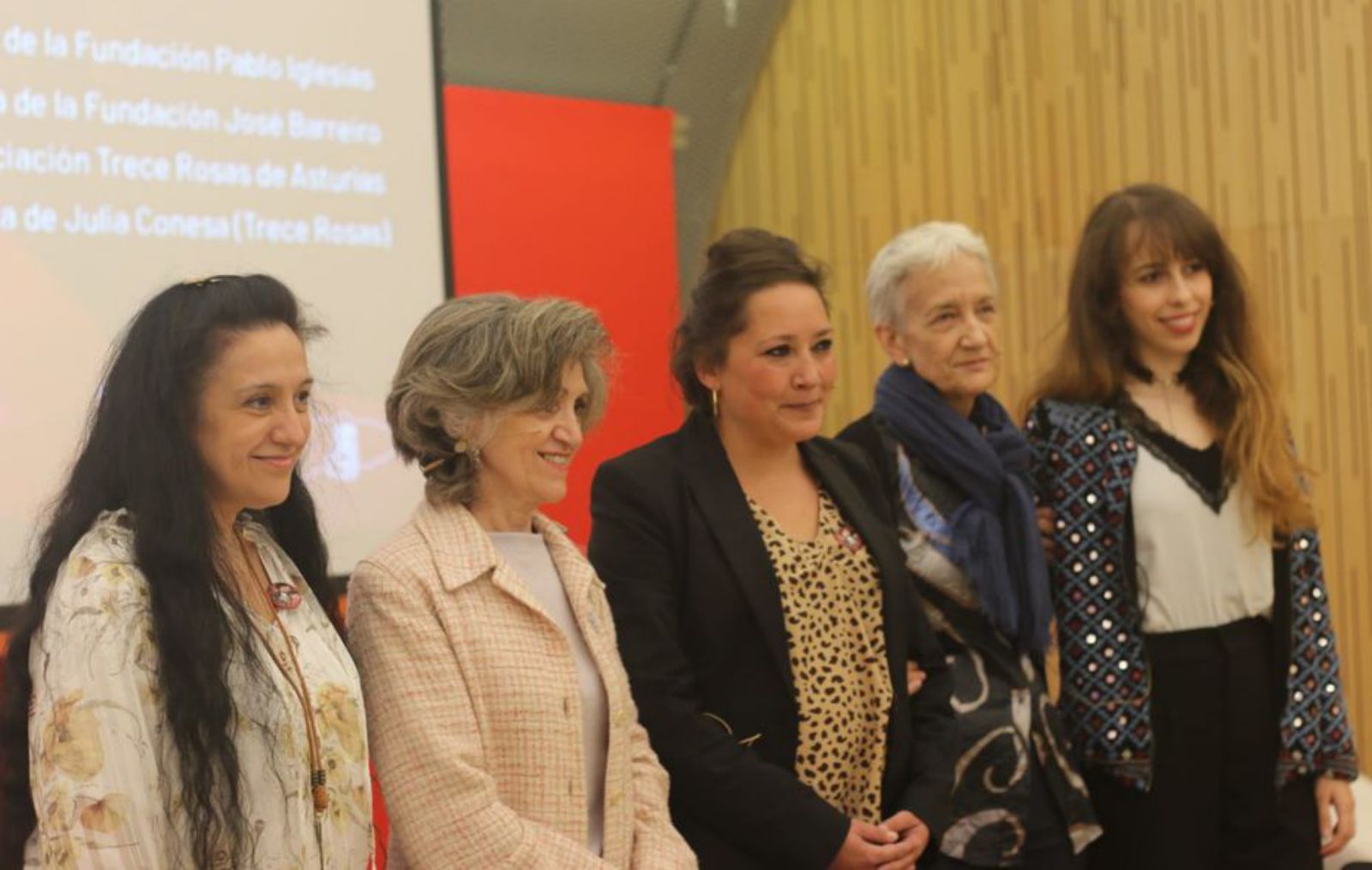 Por la izquierda, Constanza Paje, Luisa Carcedo, Verónica Noval, Carmen Suárez y Carolina Lasheras, en Oviedo.