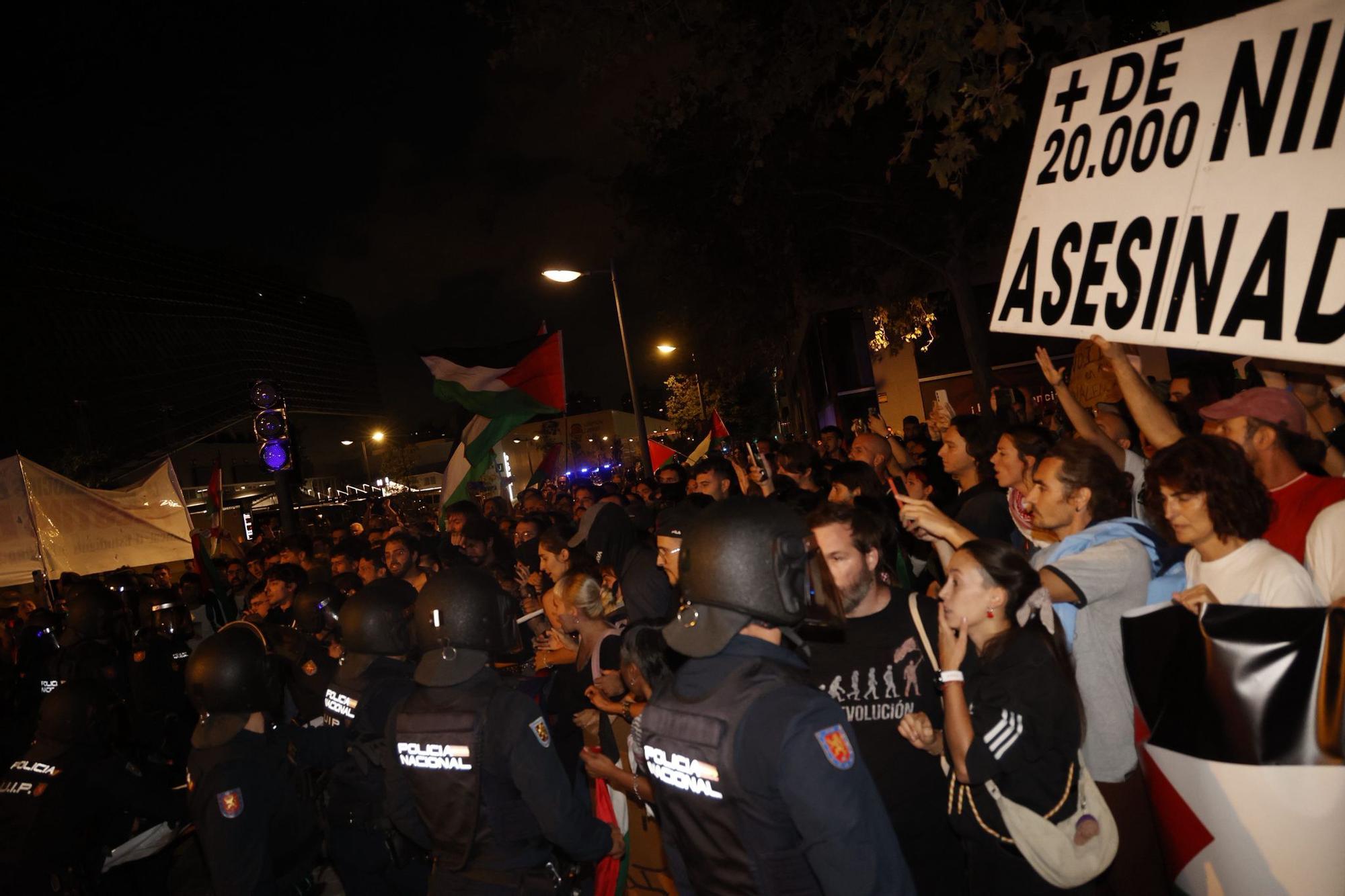 Enfrentamientos entre policía y manifestantes ante un Roig Arena blindado