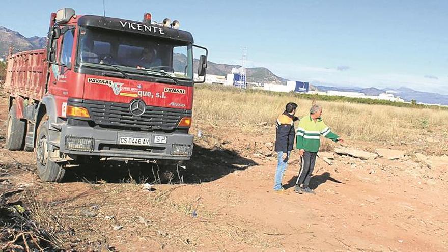 nules limpia un solar usado como vertedero ilegal