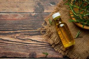 El aceite de pino es un producto muy versátil y útil para la limpieza del hogar. 