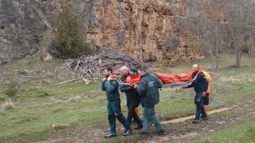 La Guardia Civil, durante el rescate de la vecina de La Rioja