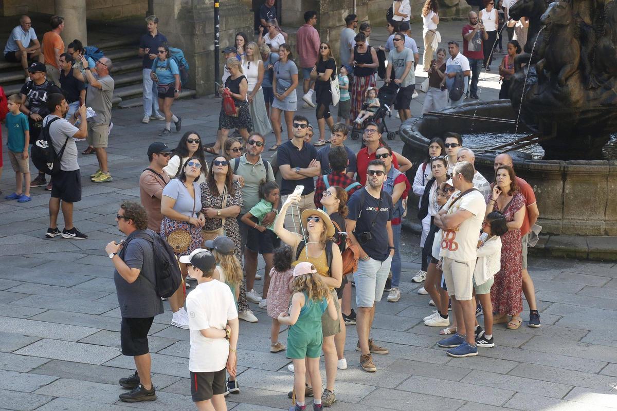 Turistas en la plaza de las Platerías, delante de la fuente de los caballos