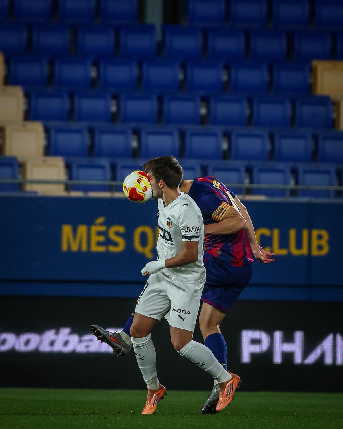 Mario Domínguez disputa un balón en un encuentro muy igualado